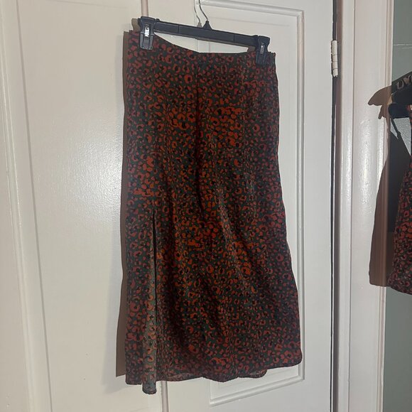 Cheetah red and green maxi Satin skirt - Picture 4 of 5